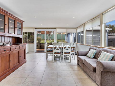 Oscars Pet Friendly Beach House 14 Tomaree Road - Darwin Holiday 3