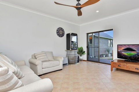 Overflow Downs-Riverside Acreage - Darwin Holiday 3