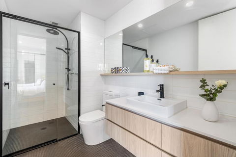 Park Life! Elegant & Sun-Filled 2 Bed 2 Bath Home In Caulfield North - Darwin Holiday 2