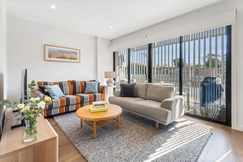 Park Life! Elegant & Sun-Filled 2 Bed 2 Bath Home In Caulfield North - Darwin Holiday 0