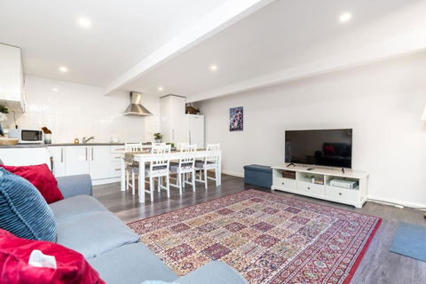 Peaceful 1BR Home Near Canberra Hospital - Darwin Holiday 0