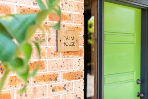 Palm House Vincentia Walk 2 Beach Linen & WiFi - Darwin Holiday 1