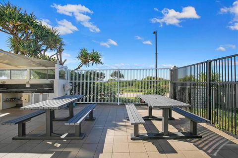 Palm Shore Escape - Elevated Beachfront Living - Darwin Holiday 1