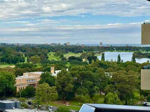 Panoramic View - Albert Park Lake & Shrine Views - Darwin Holiday 0