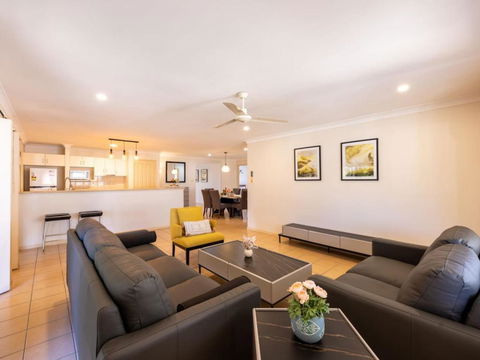 Peaceful 4B2B Sweet Home W Backyard At Springfield - Darwin Holiday 1