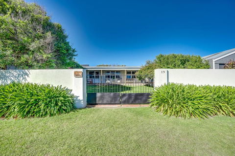 Peaceful Seaside Cottage - Darwin Holiday 0