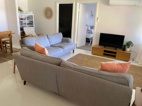 Peaceful Seaside Cottage - Darwin Holiday 3