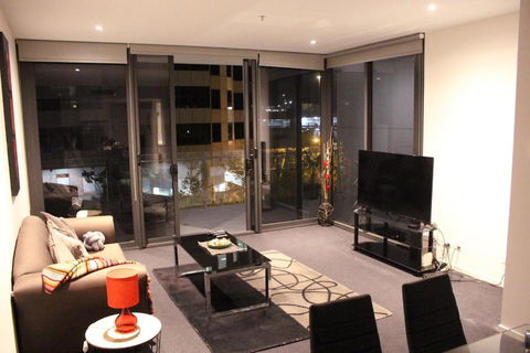 Perfectly Located Modern Apartment - Canberra CBD - Darwin Holiday 1