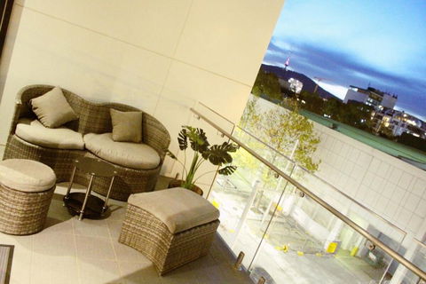 Perfectly Located Modern Apartment - Canberra CBD - Darwin Holiday 3