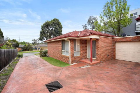 Perfectly Located Townhouse In Heart Of Ringwood - Darwin Holiday 0