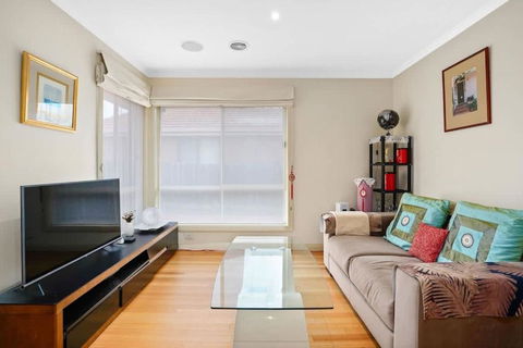 Perfectly Located Townhouse In Heart Of Ringwood - Darwin Holiday 1