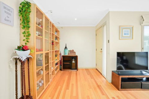 Perfectly Located Townhouse In Heart Of Ringwood - Darwin Holiday 3