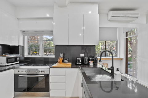 Pet-Friendly Home Just Minutes From Bondi Beach - Darwin Holiday 1