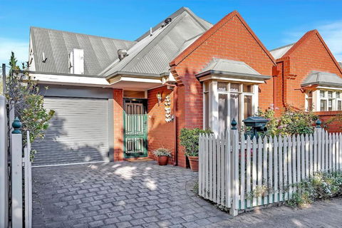 Picket Fence Cottage - Steps From Adelaide Oval - Darwin Holiday 0