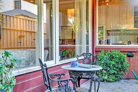 Picket Fence Cottage - Steps From Adelaide Oval - Darwin Holiday 1