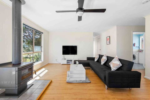 Picturesque Lakeside Getaway: Views, Beach, Park - Darwin Holiday 2