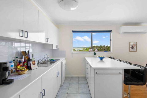 Picturesque Lakeside Getaway: Views, Beach, Park - Darwin Holiday 0