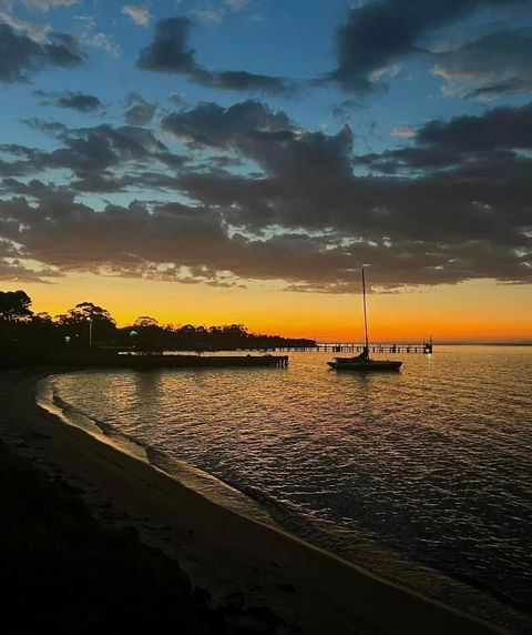 Picturesque Lakeside Getaway: Views, Beach, Park - Darwin Holiday 1