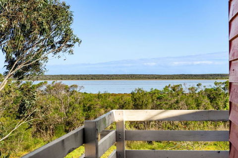 Picturesque Lakeside Getaway: Views, Beach, Park - Darwin Holiday 3