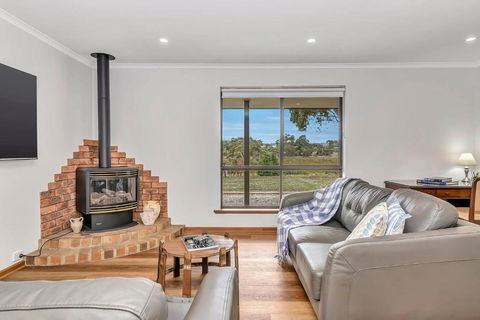 Picturesque Vineyard Farmhouse Nestled On 40-Acres - Darwin Holiday 1