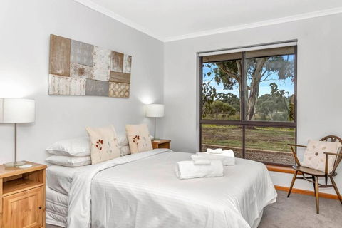 Picturesque Vineyard Farmhouse Nestled On 40-Acres - Darwin Holiday 2