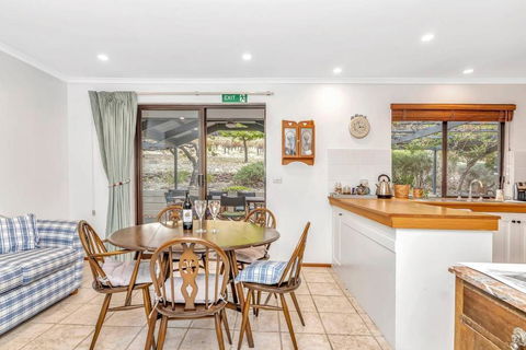 Picturesque Vineyard Farmhouse Nestled On 40-Acres - Darwin Holiday 3