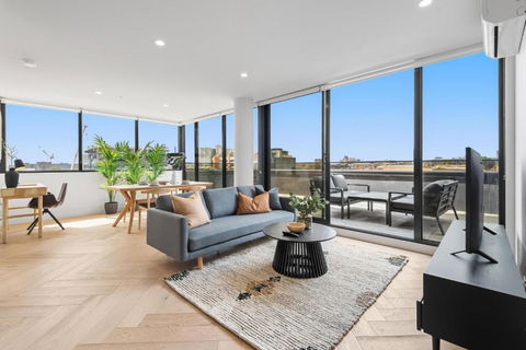 Polished 2-Bed Apartment With Gorgeous City Views - Darwin Holiday 0