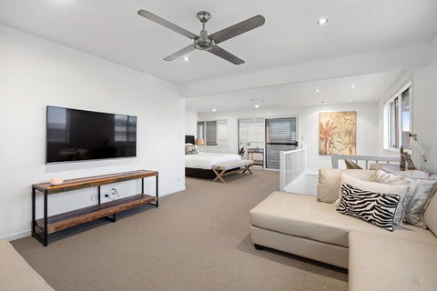 Pool Side Luxury Pet Friendly - Walk To The Beach - Darwin Holiday 3