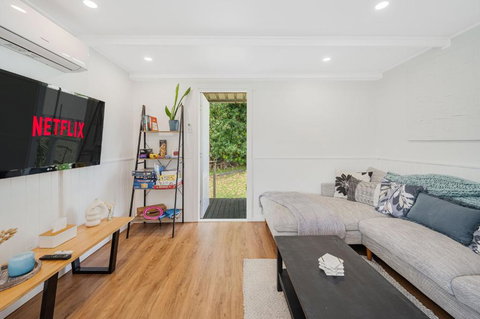 Pet Friendly Cozy Cabin - Darwin Holiday 1