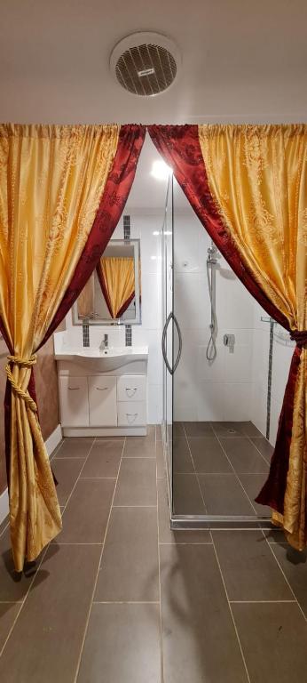 Quiet 2 Bedroom Farm House - Darwin Holiday 1