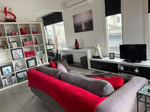 Radiance - Chic Fitzroy Street Apartment - Darwin Holiday 0