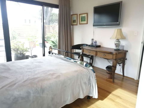 Private & Cosy! Master Bedroom In Perth With Garden View - Darwin Holiday 1