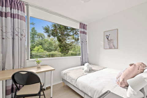 Quaint Queen Room - Central Location At Pymble - Shared Bathroom - Darwin Holiday 0