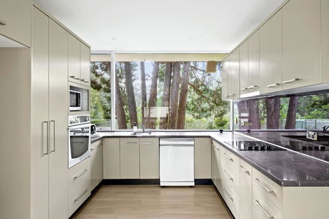 Quaint Queen Room - Central Location At Pymble - Shared Bathroom - Darwin Holiday 2