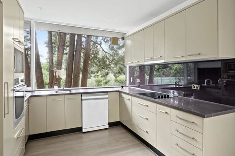 Quaint Queen Room - Central Location At Pymble - Shared Bathroom - Darwin Holiday 3