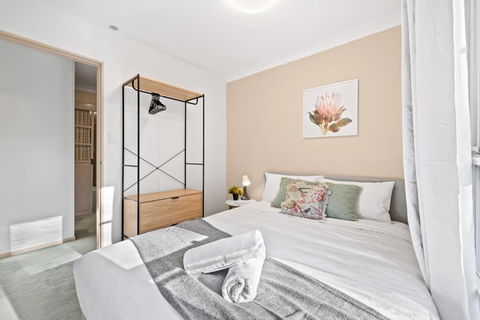 Quaint Queen Room In Pymble - Private Spot - Shared Bathroom - Darwin Holiday 0