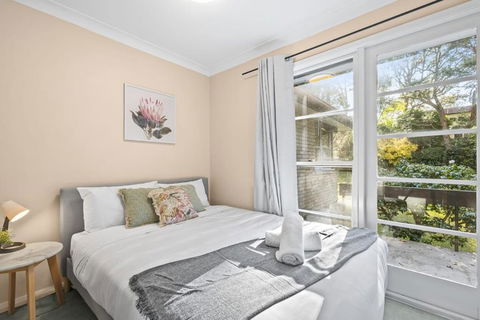 Quaint Queen Room In Pymble - Private Spot - Shared Bathroom - Darwin Holiday 1