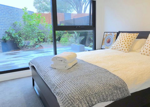 Pride Bentleigh Apartment With Private Garden - Darwin Holiday 1