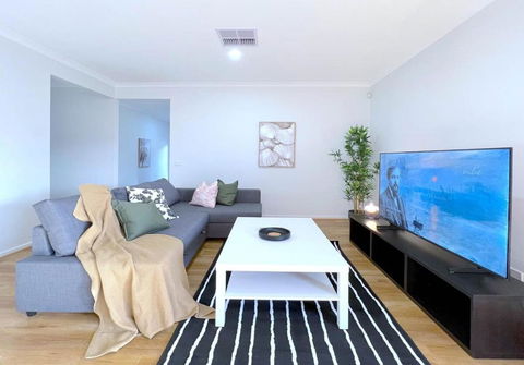 Pride Pakenham Parkfront Home - Darwin Holiday 0