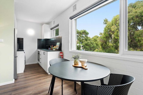 Pristine 1-Bed Unit Moments From Royal Park - Darwin Holiday 1