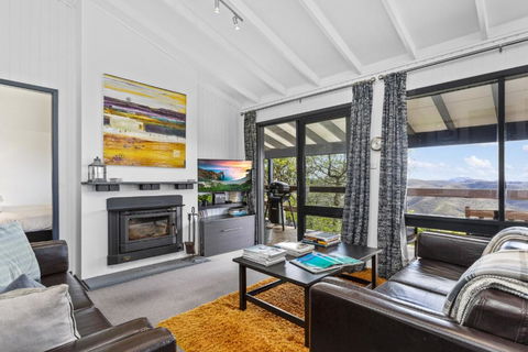 Pristine Mountain Retreat With Expansive Views - Darwin Holiday 0