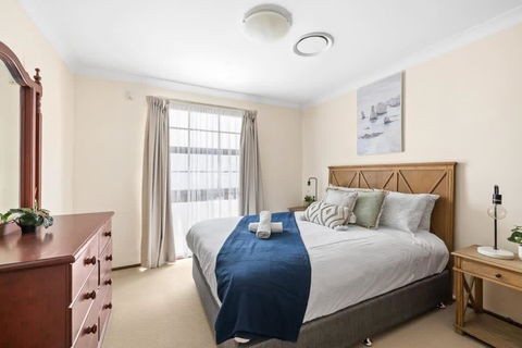 Private Ensuite Queen Room - Centrally Located At Milperra - Darwin Holiday 0