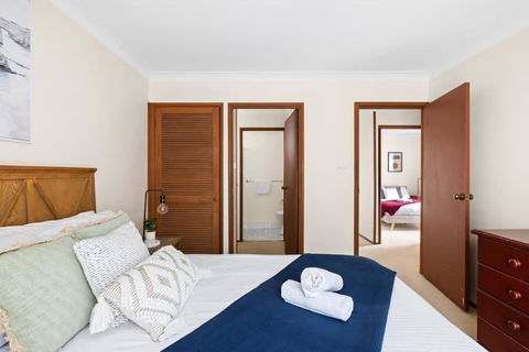 Private Ensuite Queen Room - Centrally Located At Milperra - Darwin Holiday 1