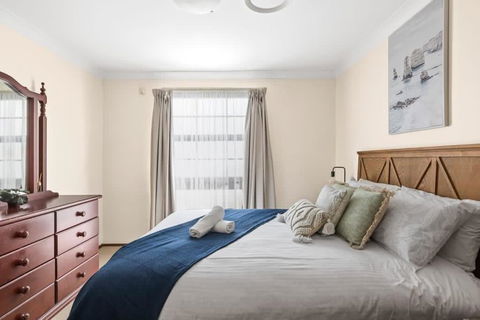Private Ensuite Queen Room - Centrally Located At Milperra - Darwin Holiday 2