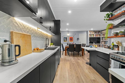 Private, Modern And Warm Family Home - Darwin Holiday 3