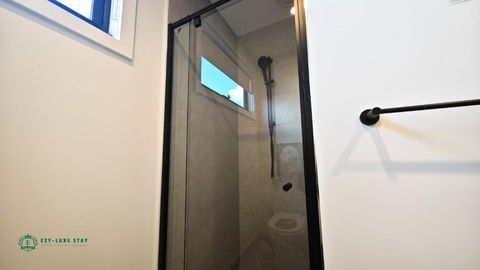 Private Suite With Queen Bed TV - Room 11 - Darwin Holiday 3