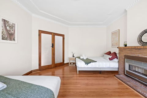 Quadruple Room - Near Transport & Shops - Shared Bathroom - Darwin Holiday 0