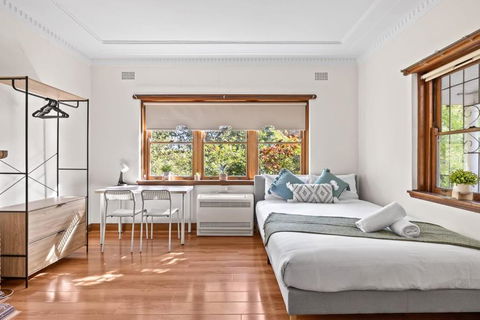 Quadruple Room - Near Transport & Shops - Shared Bathroom - Darwin Holiday 1