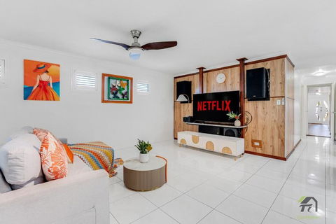 Quiet 5 Bedrooms House Located Springfield Lake - Darwin Holiday 0