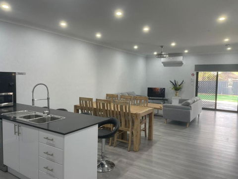 Quiet Spacious Family House 11 Bedrooms - Darwin Holiday 2